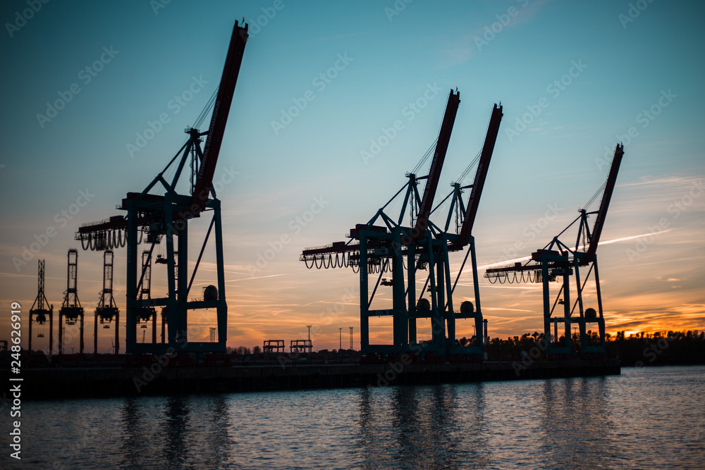 Hamburger Hafen, Kräne im Sonnenuntergang