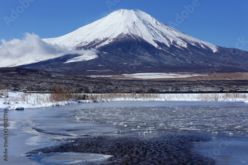 冬の富士山、雲、1月の富士山、山中湖、快晴富士、冬富士 © 仁 柴崎
