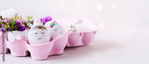 Frohe Ostern - pinker Oster-Banner mit niedlichen Ostereiern, die in einem Eierkarton kuscheln