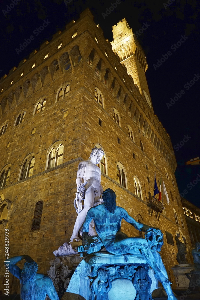 Fototapeta premium Fountain of Neptune at night in Florence, Italy