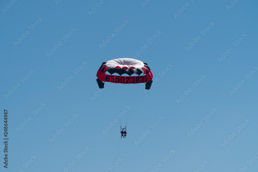 Parasailing - spadochrony holowane nad morzem śródziemnym Parasailing - spadochrony holowane nad morzem śródziemnym