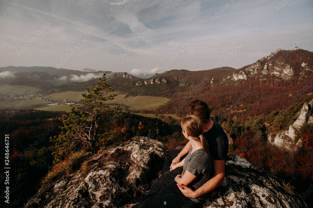 Naklejka premium man and woman on top of mountain