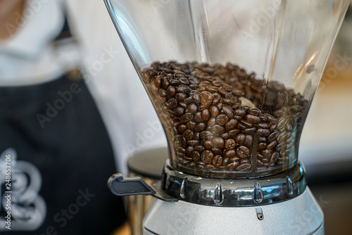 Konstfotografi coffee beans in coffee grinder machine