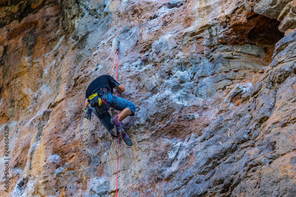 Obraz premium Climbing sports are very popular for tourists on Railay Island, Krabi,Thailand