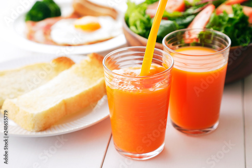 野菜ジュース　朝食イメージ　Carrot juice and breakfast image photo