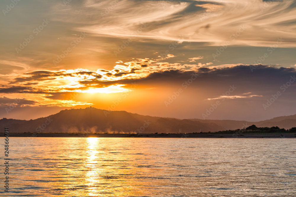 Naklejka premium Sonnenuntergang über dem Irrawaddy