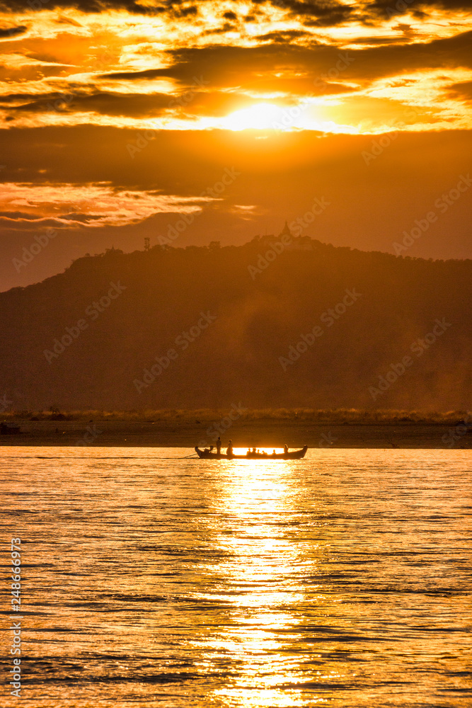 Sonnenuntergang über dem Irrawaddy Sonnenuntergang über dem Irrawaddy
