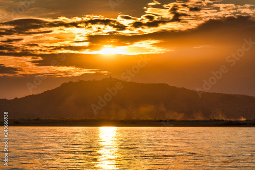 Sonnenuntergang über dem Irrawaddy photo