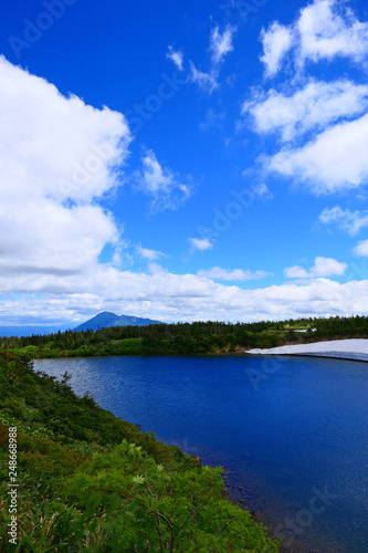 十和田八幡平国立公園。初夏のガマ沼と岩手山。八幡平 岩手 日本。６月下旬。