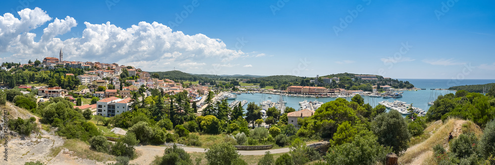 Ort Vrsar als Panorama mit Altstadt und Meer
