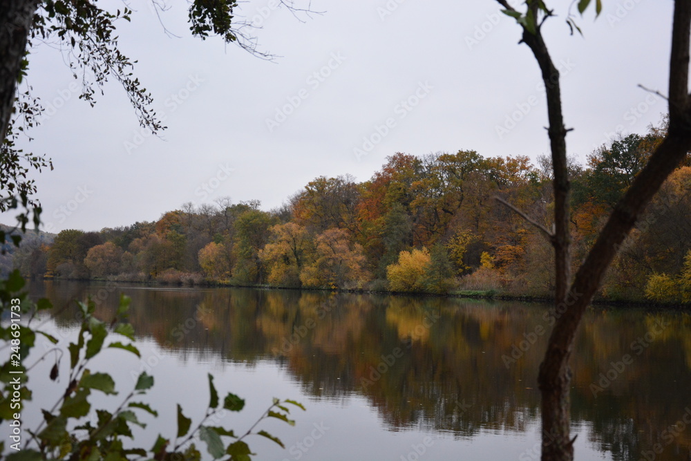 Herbst am Fluss Main in Schweinfurt in Franken mit Spiegelung Herbst am Fluss Main in Schweinfurt in Franken mit Spiegelung