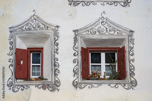 Haus im Engadiner Stil, Schuls/Scuol, Engadin, Graubünden, Schweiz photo