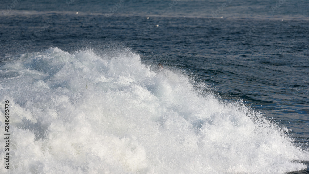 Große Wellen breche an der Küste der Bretagne in Frankreich
