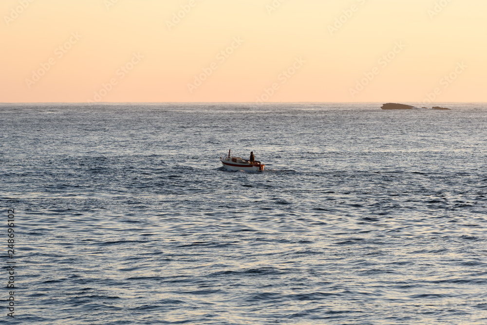 Fischer in Gegenlicht der Morgensonne in der Bretagne in Frankreich