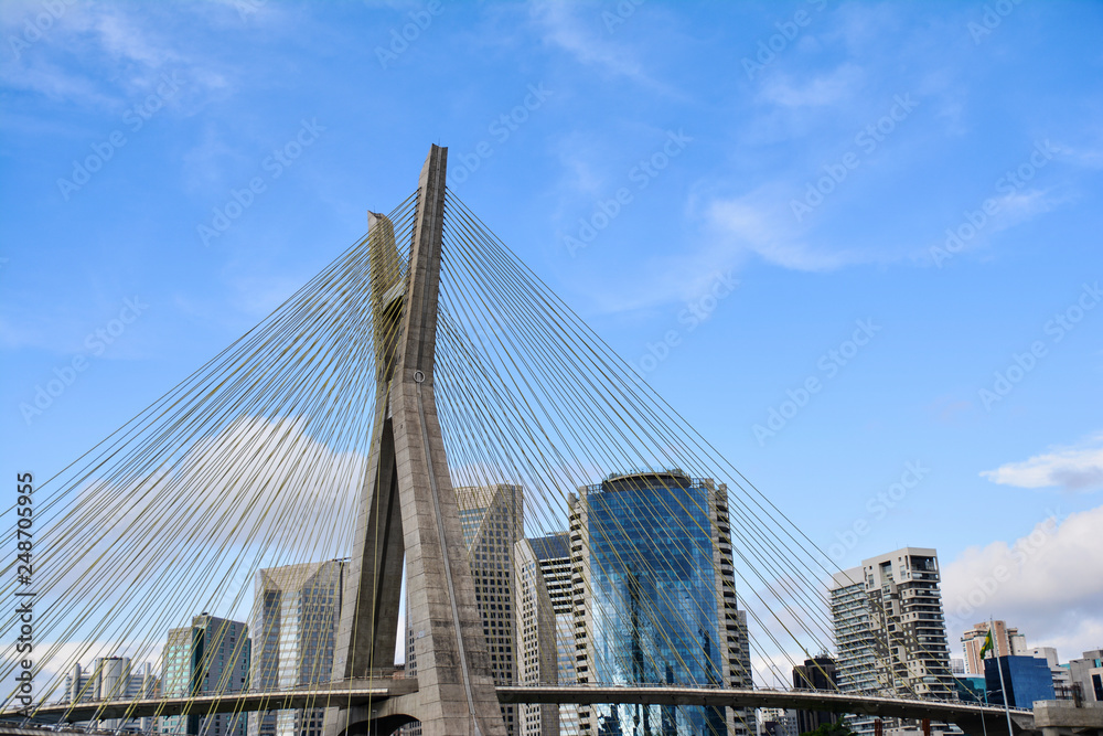 Obraz premium Ponte Octavio Frias de Oliveira (Ponte Estaiada) em Sao Paulo, Brasil