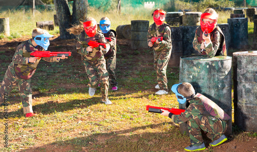 Obraz na plátně Group of laughing kids playing paintball