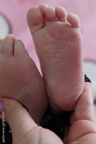 newborn baby feet in bed