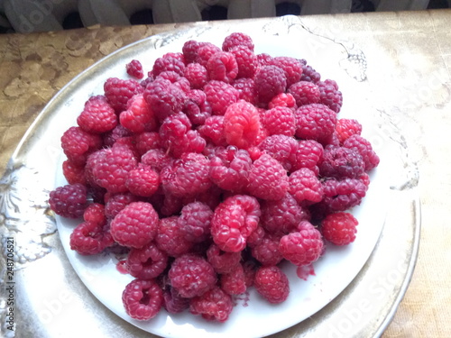 fresh raspberries in a bowl