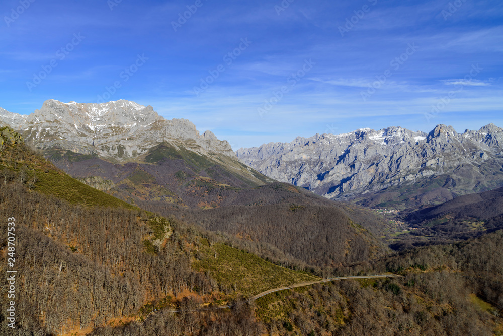 Vista panorámica del valle de Valdeón en los Picos de Europa.