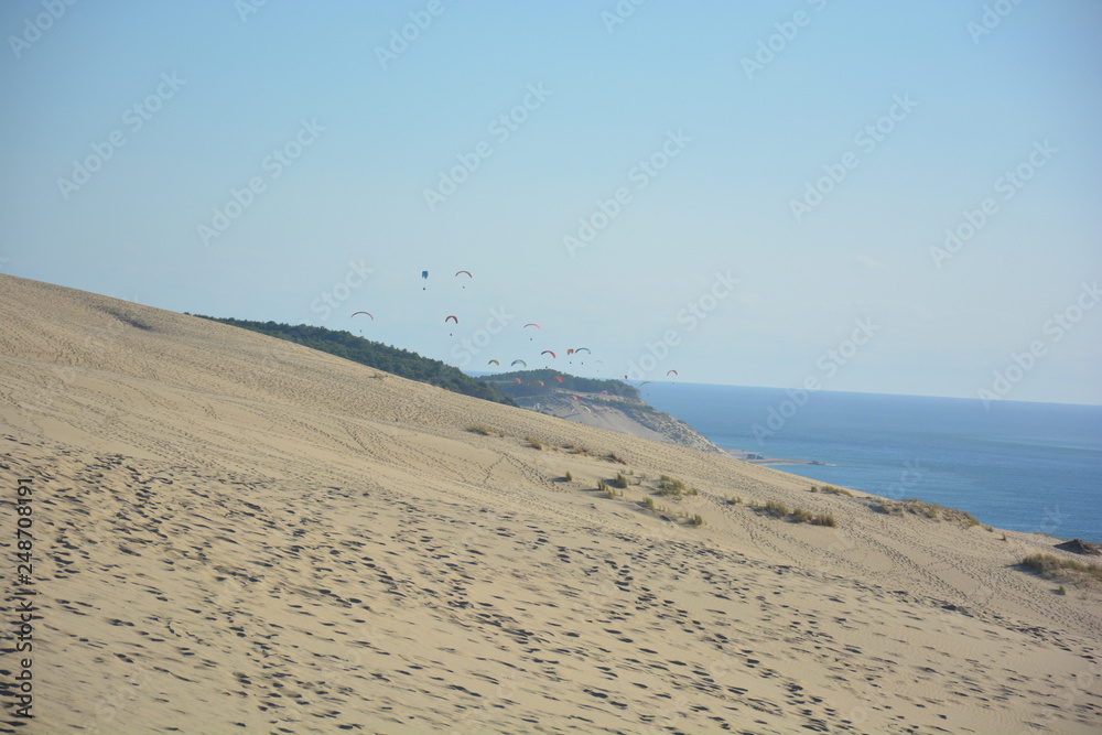 Paraglider über der Dune du pilat in Frankreich