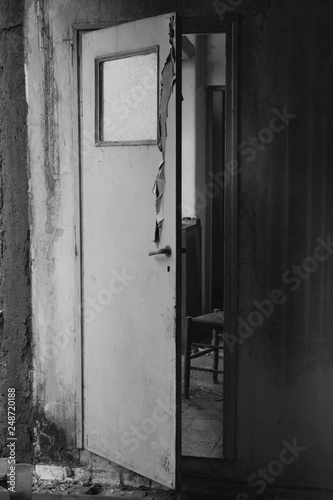 Canvastavla creaking door in old abandoned house interior