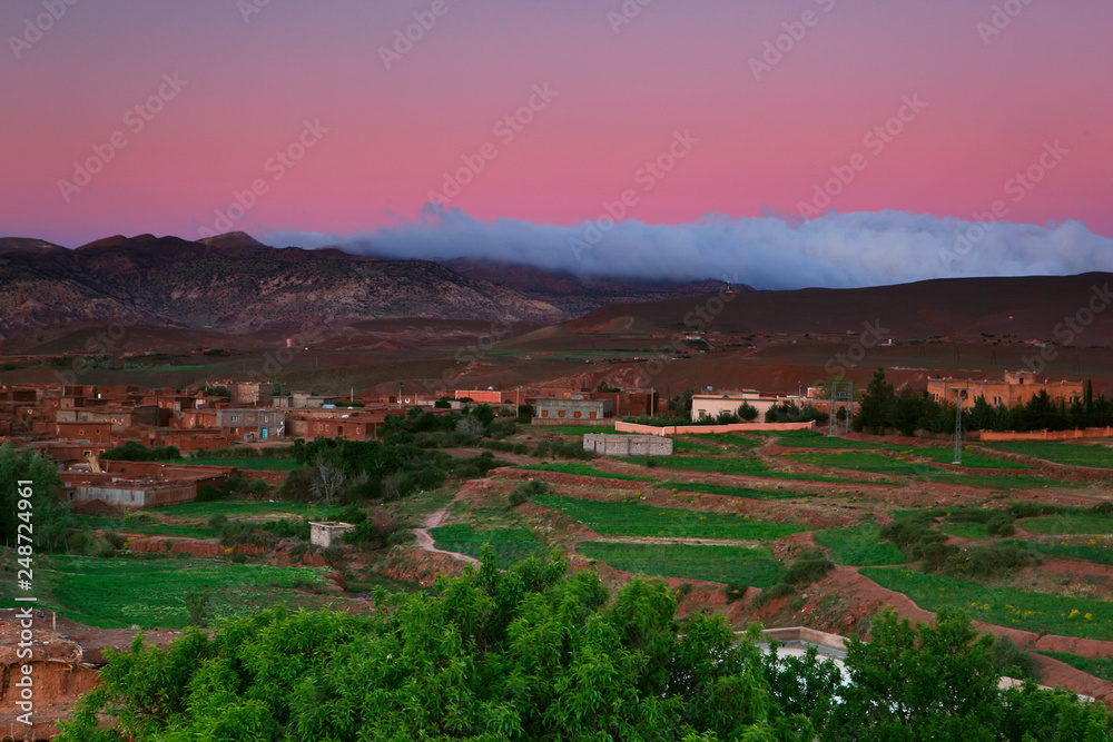 Marokko, Telouet (Telouèt) mit Hohem Atlas kurz vor Sonnenaufgang