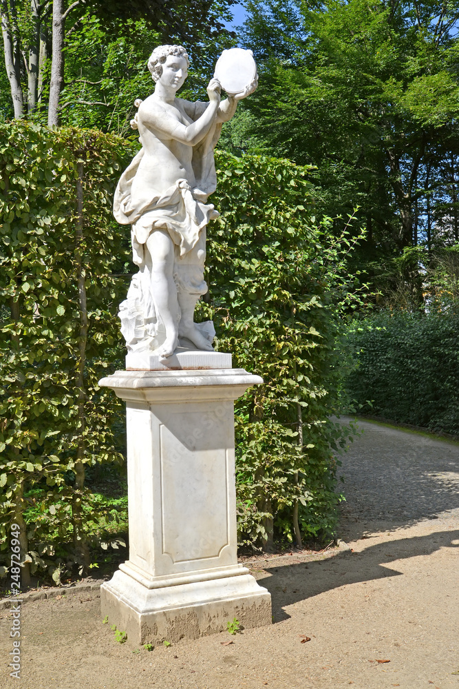 Obraz premium POTSDAM, GERMANY. A marble sculpture of the dancer with a tambourine in the park of San Sushi