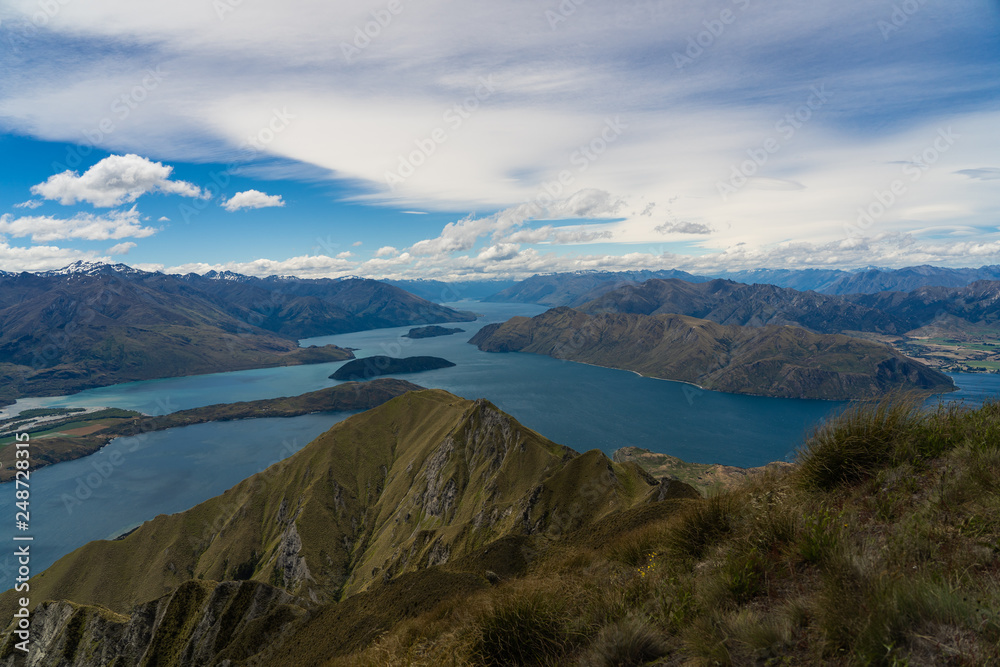 amazing view from Roys peak in wanaka New Zealand, great landscape in wanaka Roys peak, landscape photography in New Zealand, New Zealand landmarks, place to go in wanaka