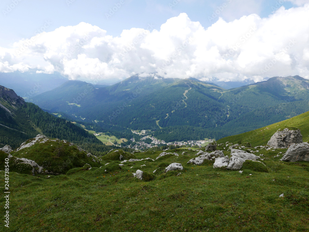 bella vista delle montagne Dolomitiche in estate