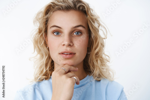 фотографія Headshot of interested and focused good-looking creative yong woman with short c