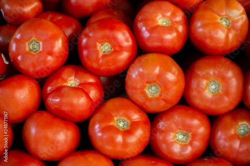 Serie de Jitomates Rojos en venta en mercado