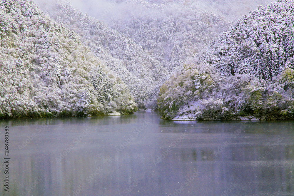 雪の奥多摩湖 冬景色 冬の奥多摩湖 雪景色 奥多摩湖 Stock Foto Adobe Stock