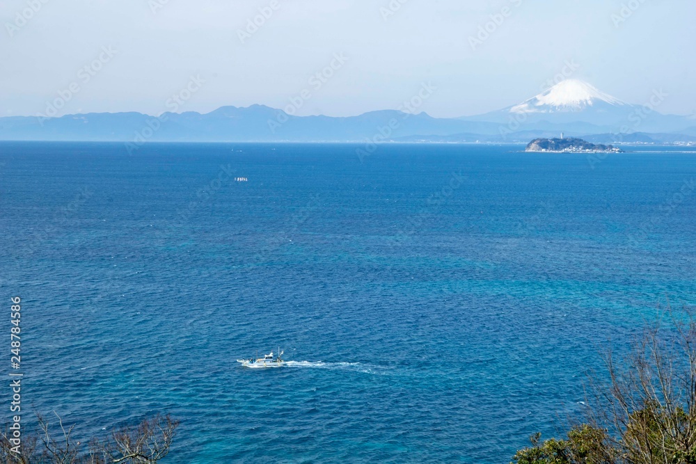 浮かぶ船と江の島と富士山