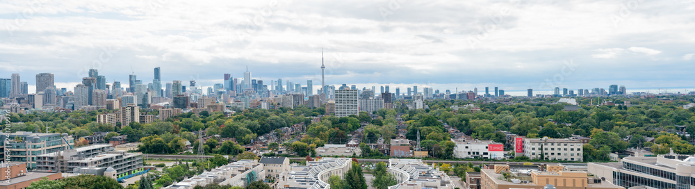 Obraz premium Aerial view of the Toronto skyline with CN Tower from Casa Loma