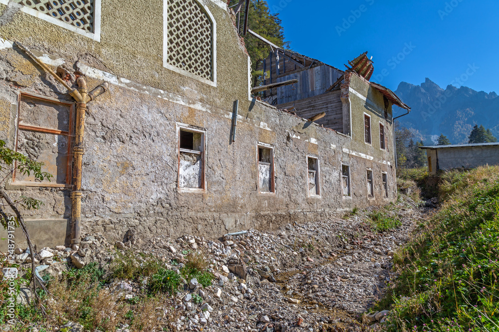 Lost Place, Ruine, verfallene Gebäude in Prags, Südtirol