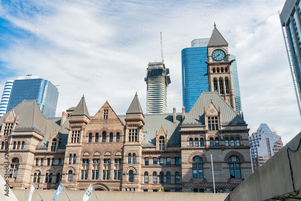 Obraz premium Fountain at Nathan Phillips Square and Toronto Sign