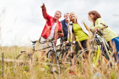Senioren nutzen auf Radtour Smartphone App