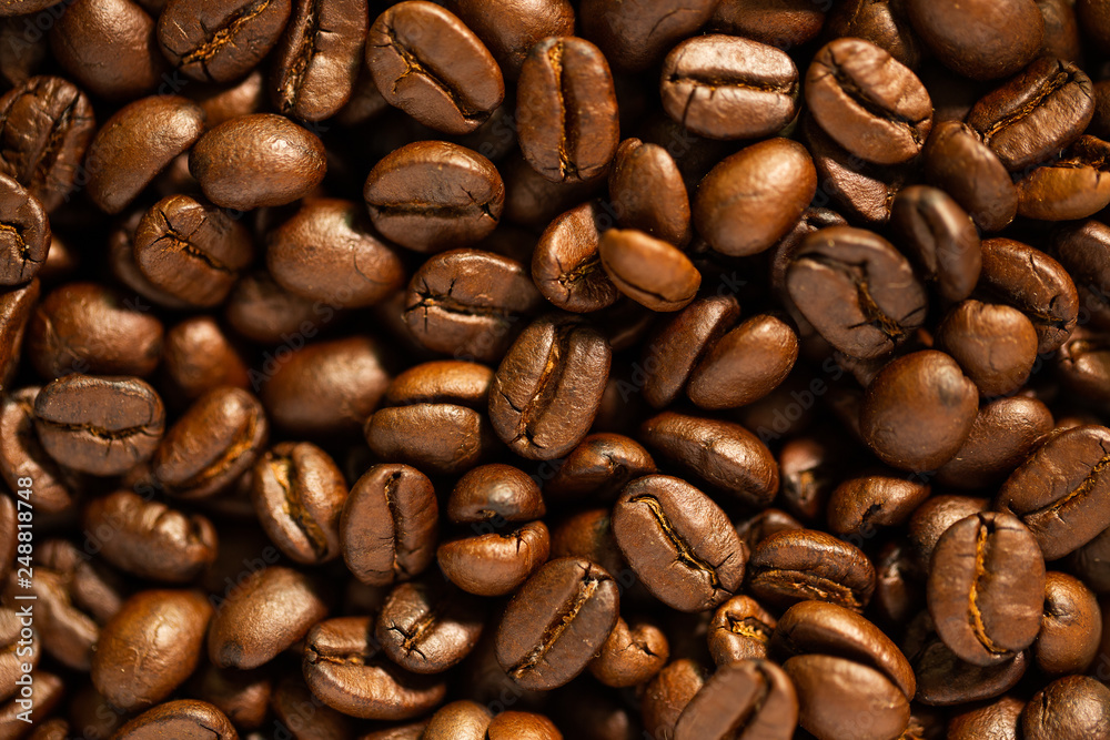 Naklejka premium Close up roasted coffee beans background