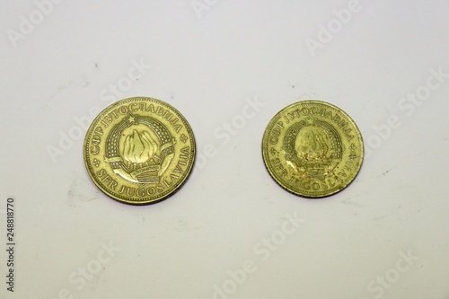 PIECES DE MONNAIE DE 5 ET 10 DINARS YOUGOSLAVES - 1976 - YOUGOSLAVIE photo
