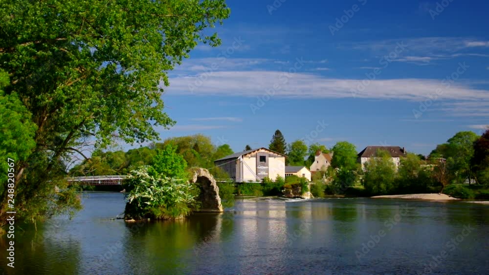 Dole roemische Bruecke und Fluss Doubs in Frankreich Dole roemische Bruecke und Fluss Doubs in Frankreich