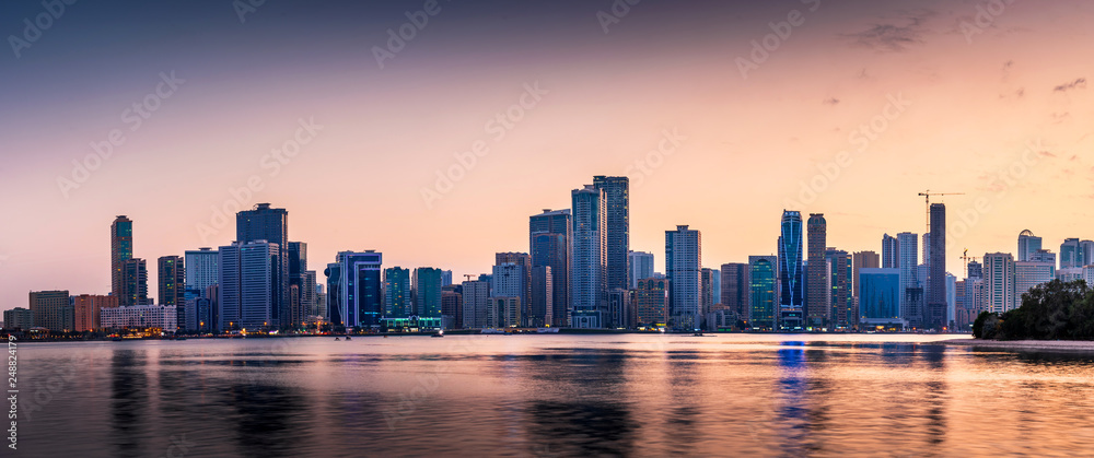 Obraz premium Beautiful sunset over emirate of Sharjah skyline