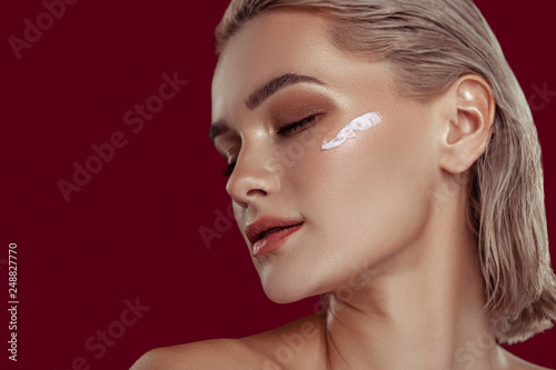 Photos Blonde-haired model with beautiful face posing professionally