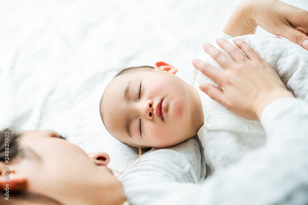 お昼寝する赤ちゃんとママ お昼寝する赤ちゃんとママ