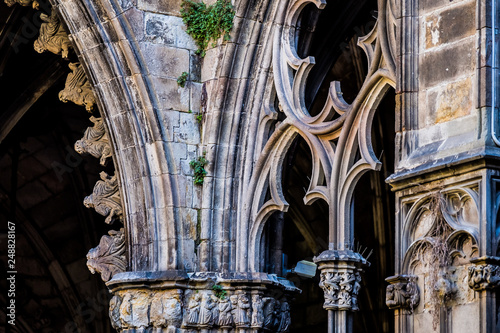 Détails architecturaux du cloitre de la cathédrale Sainte Croix de Barcelone, Espagne photo