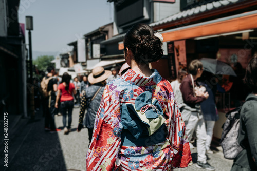 Valokuvatapetti back view of japanese young girl in flower kimono dress walking in kiyomizu zaka street
