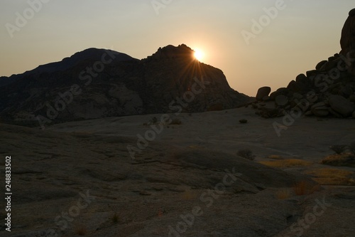 Gesteinsformation auf der Farm Ameib im Erongogebirge in Namibia