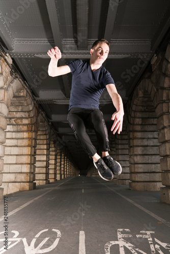 Jeune homme danse et saut pont de Bercy Paris