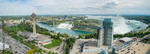 Fotografía Aerial view of the Skylon Tower and the beautiful Niagara Falls