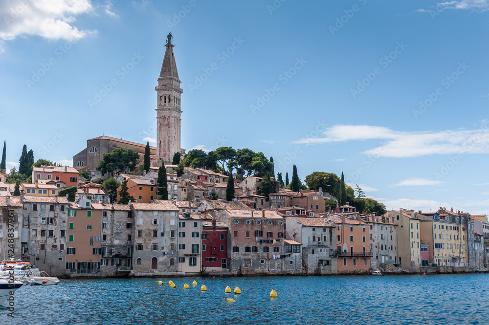 Fototapeta premium Blick vom Hafen auf Rovinji in Kroatien