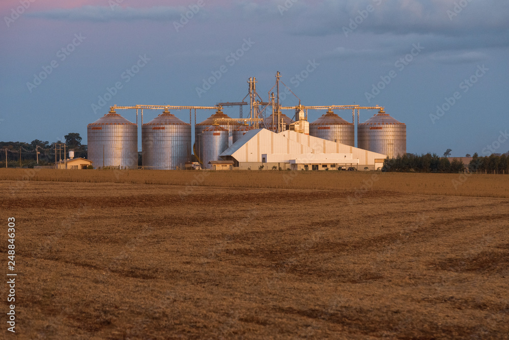Silo para armazenagem de grãos Silo para armazenagem de grãos